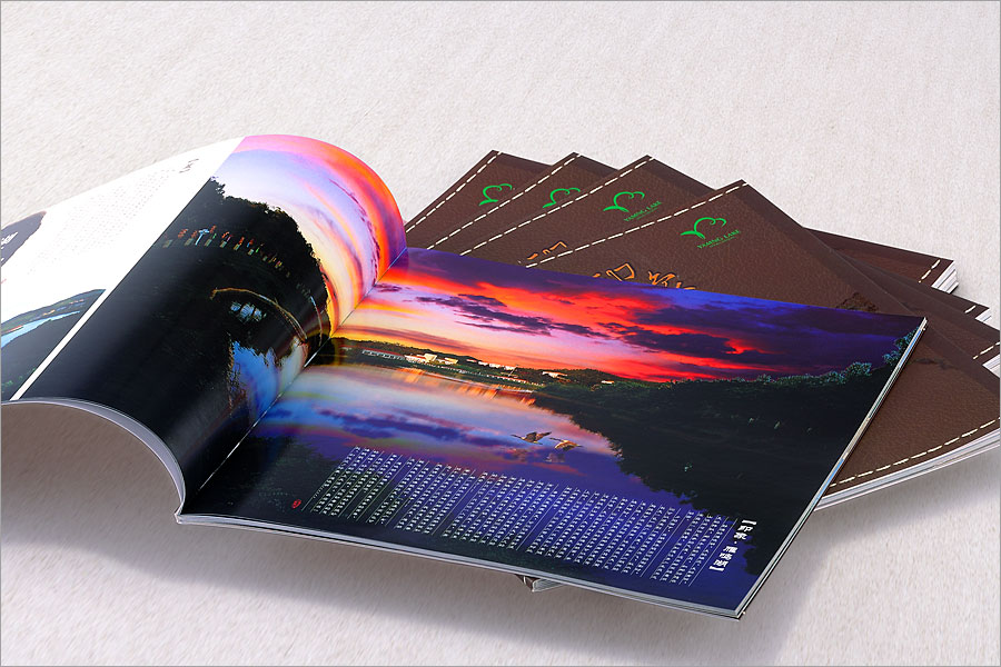 黑眼睛廣告為新版雁鳴湖旅游度假村大型畫冊設計的內頁實拍效果