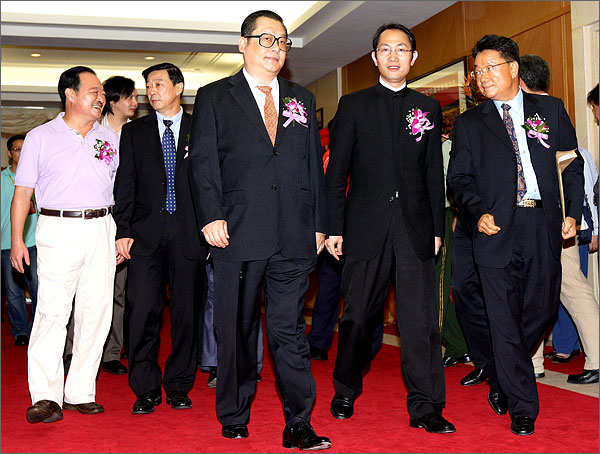 深圳市委常委、市政府副市長(zhǎng)、外運(yùn)會(huì)組委會(huì)主任陳應(yīng)春、與會(huì)其他領(lǐng)導(dǎo)步入會(huì)場(chǎng)