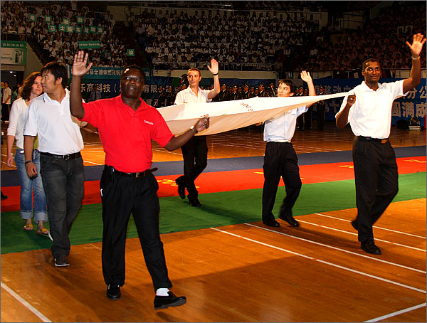 外運(yùn)會(huì)會(huì)旗由各外商投資企業(yè)選拔的運(yùn)動(dòng)員護(hù)衛(wèi)入場(chǎng)